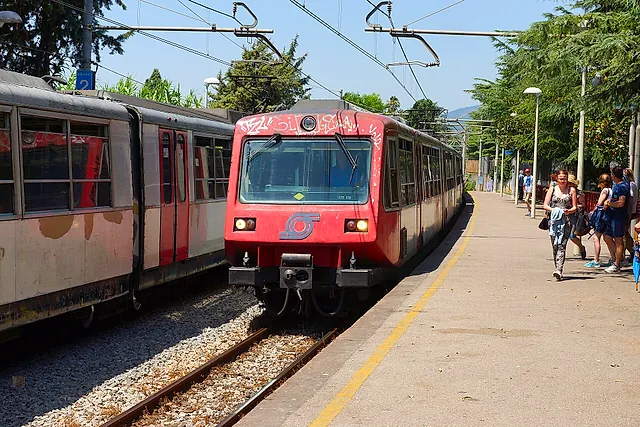 Un tren de la Circumvesuviana llegando a la estación de Pompei Scavi – Villa dei Misteri