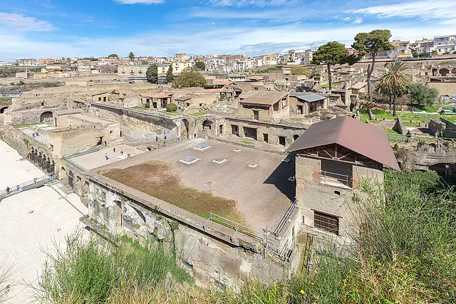 Las excavaciones de Herculano vistas desde arriba, con la ciudad moderna de Ercolano detrás