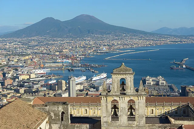El puerto de Nápoles y el golfo de Nápoles con el Vesubio en el horizonte, vistos desde Castel Sant'Elmo