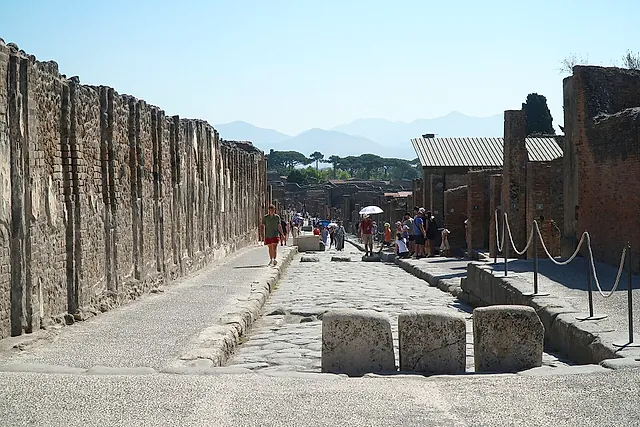 La Via dell'Abbondanza de Pompeya, pavimentada, con pasos de piedra que cruzan la calzada