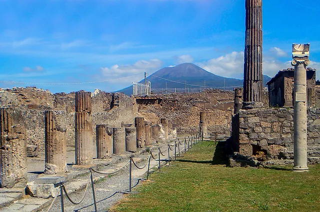 Las columnas del Templo de Apolo de Pompeya con el Vesubio en el horizonte