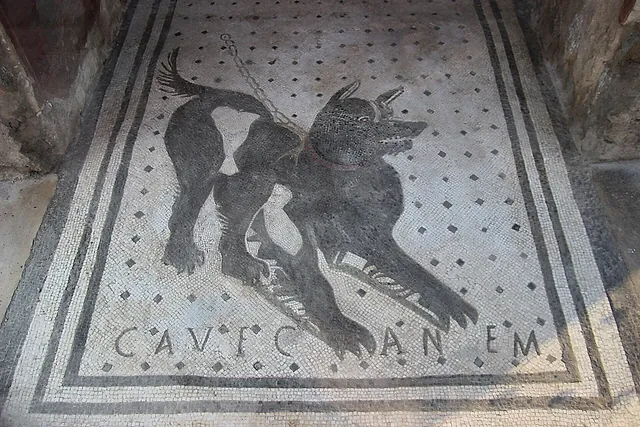 El mosaico «Cave canem» (cuidado con el perro) en la entrada de la Casa del Poeta Trágico de Pompeya