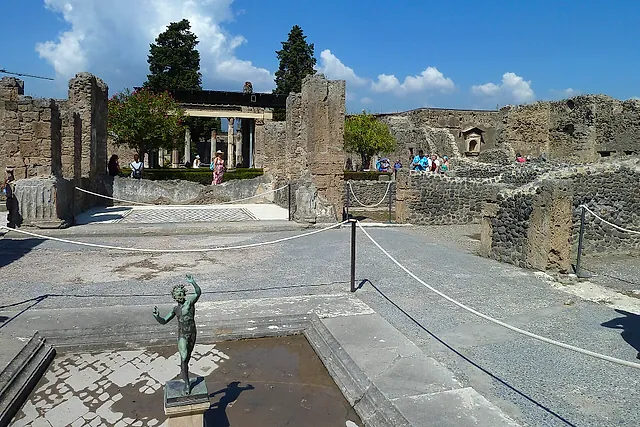 El atrio de la Casa del Fauno de Pompeya con una copia de la estatua del fauno danzante sobre el impluvium