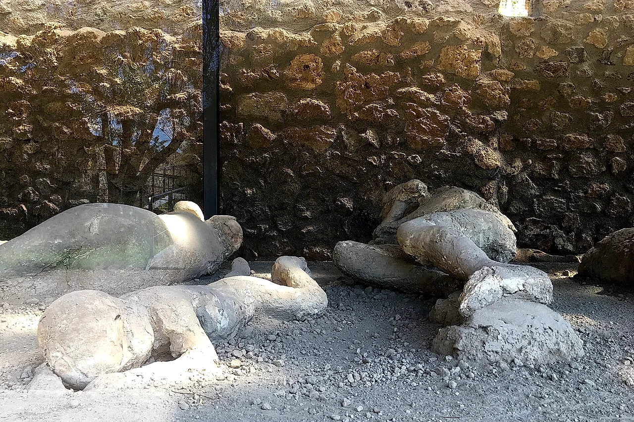 Gipsabgüsse von Opfern des Ausbruchs im Garten der Flüchtlinge in Pompeji