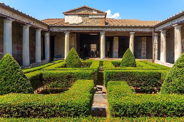 El jardín de setos de boj en el peristilo de la Casa de Menandro de Pompeya