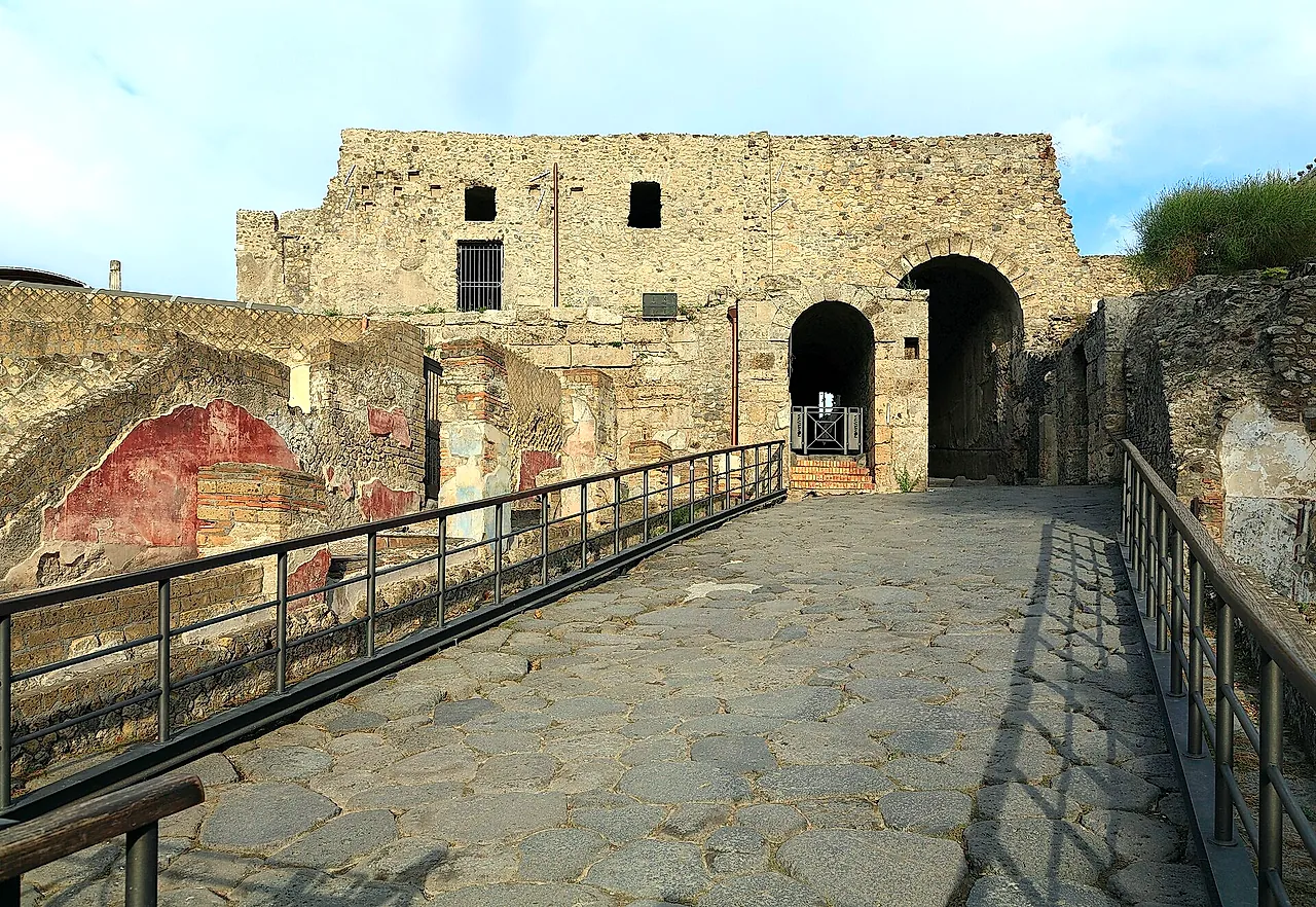 De stenen helling naar de poort Porta Marina van Pompeii