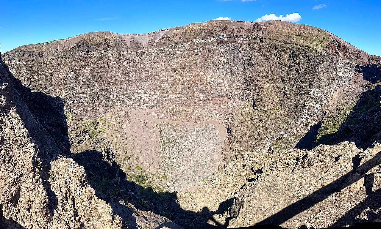 Der Krater des Vesuv mit seinen geschichteten Wänden unter blauem Himmel