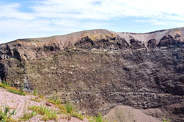 La pared interior estratificada del cráter del Vesubio con el borde en lo alto