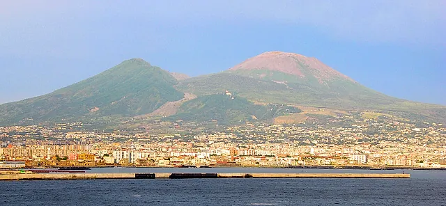 El Vesubio y el monte Somma sobre la ciudad de Nápoles, vistos desde el mar