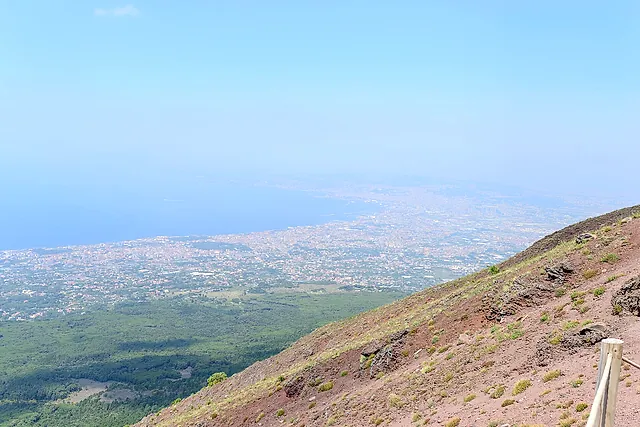 Vista desde las laderas del Vesubio hacia el golfo de Nápoles y la costa a sus pies